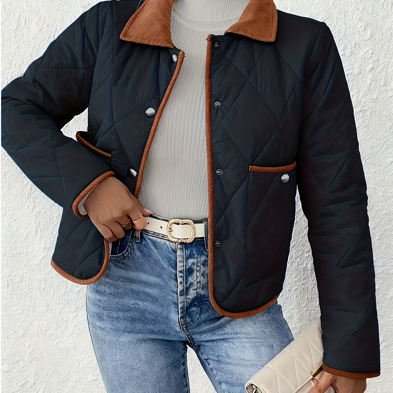 Կանացի նորաձև, էլեգանտ, երկգույն գործվածքից կարճ բաճկոն, գունային բլոկներով օձիք, երկար թևքերով, հարմար է բոլոր առիթների համար, աշնանային և ձմեռային