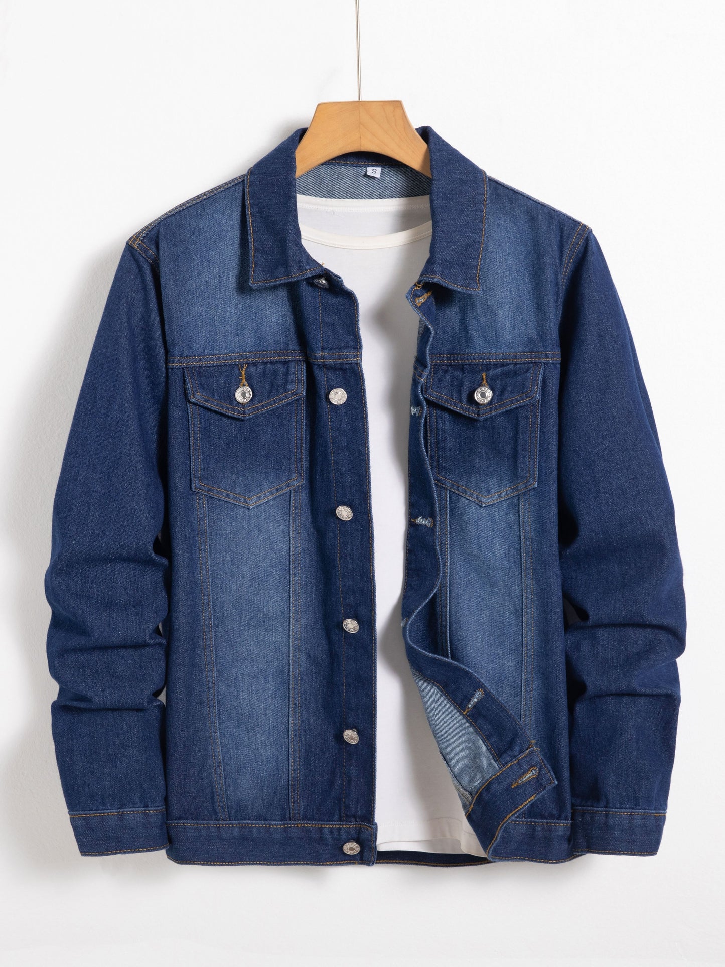 Men'S Spring And Autumn Denim Jacket in Blue, Featuring a Stylish Collar And High-End Workwear Design with Buttons.
