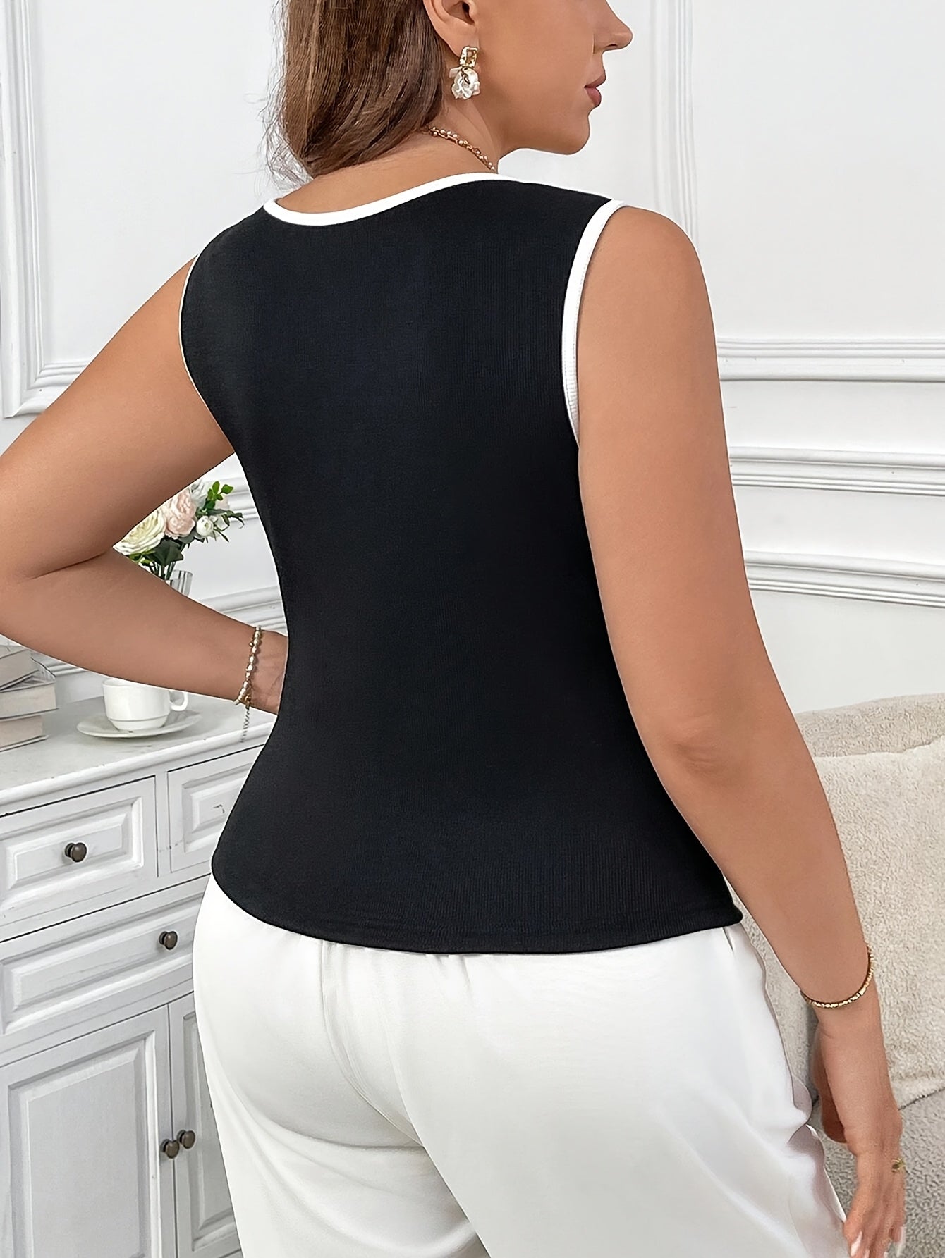 Կանացի Plus Size V-Neck Tank Top - սովորական սև անթև վերնաշապիկ, հակապատկեր եզրագծով, շերտավոր հյուսվածքով, գարուն/ամառ մեքենայով լվացվող, պլյուս չափի վերնաշապիկներ