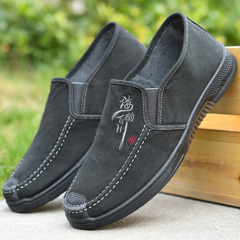 A Pair of Men'S Casual Low-Top Canvas Slip-On Shoes, Suitable for All Seasons And Perfect for Breathable Walking.