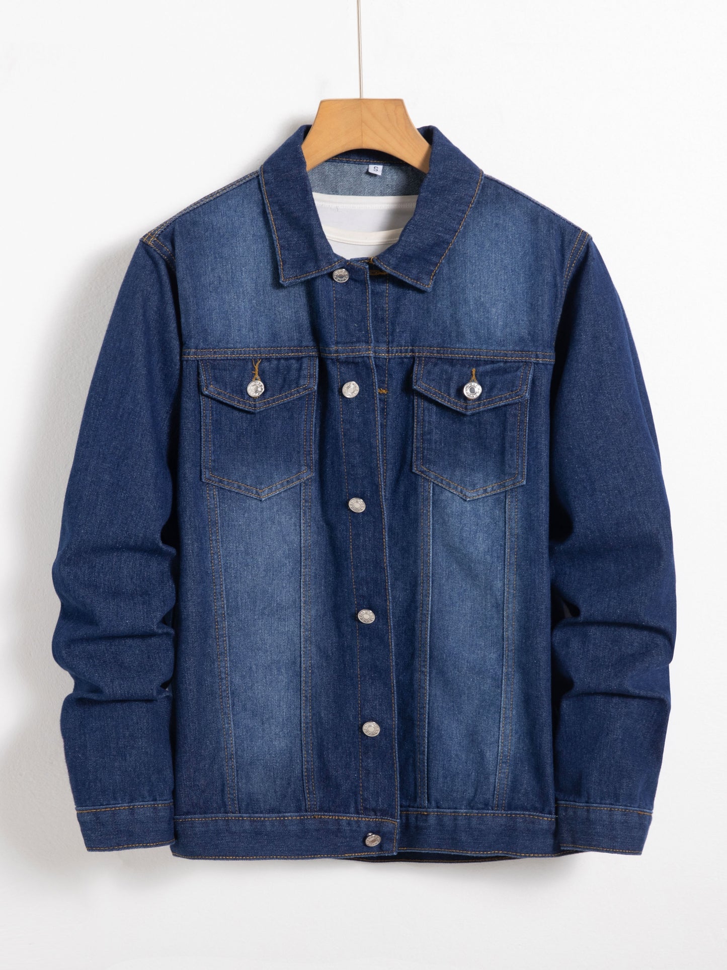 Men'S Spring And Autumn Denim Jacket in Blue, Featuring a Stylish Collar And High-End Workwear Design with Buttons.