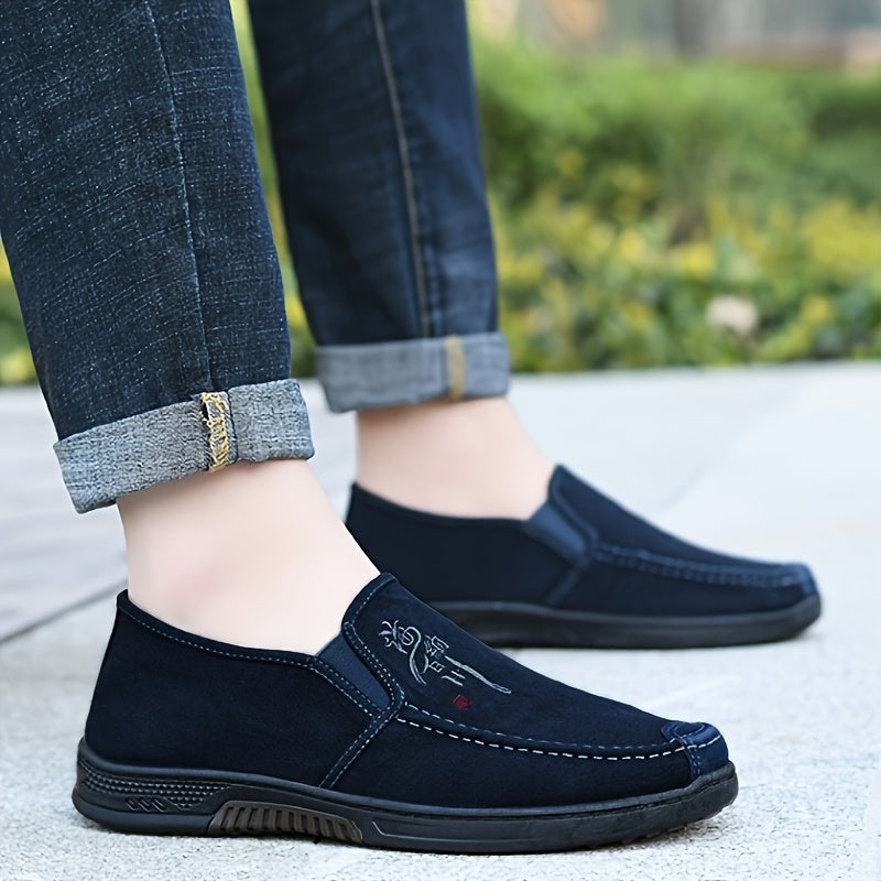 A Pair of Men'S Casual Low-Top Canvas Slip-On Shoes, Suitable for All Seasons And Perfect for Breathable Walking.