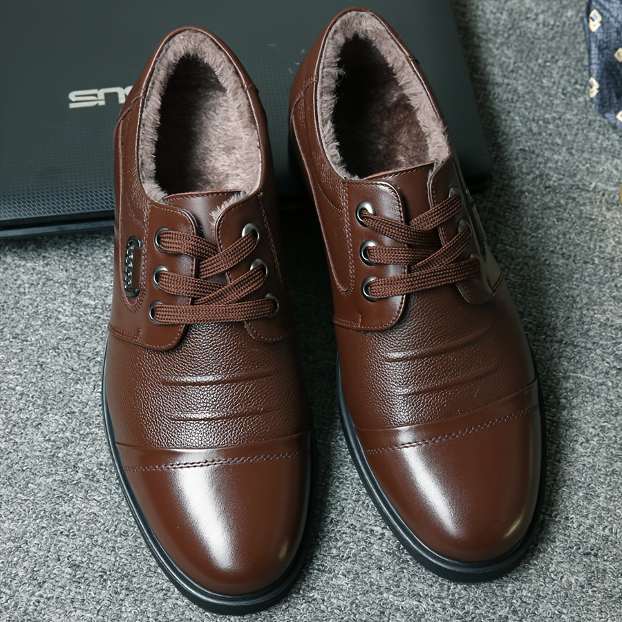 Տղամարդու բնական կաշվից ձմեռային տաք, գործնական, առօրյա կոշիկներ՝ ռետինե ներբանով, ցածր վերնամասով, կապիչներով և գործվածքային աստառով՝ ամբողջ օրվա հարմարավետության համար, սև միագույն՝ գրասենյակի և ամենօրյա կրելու համար։