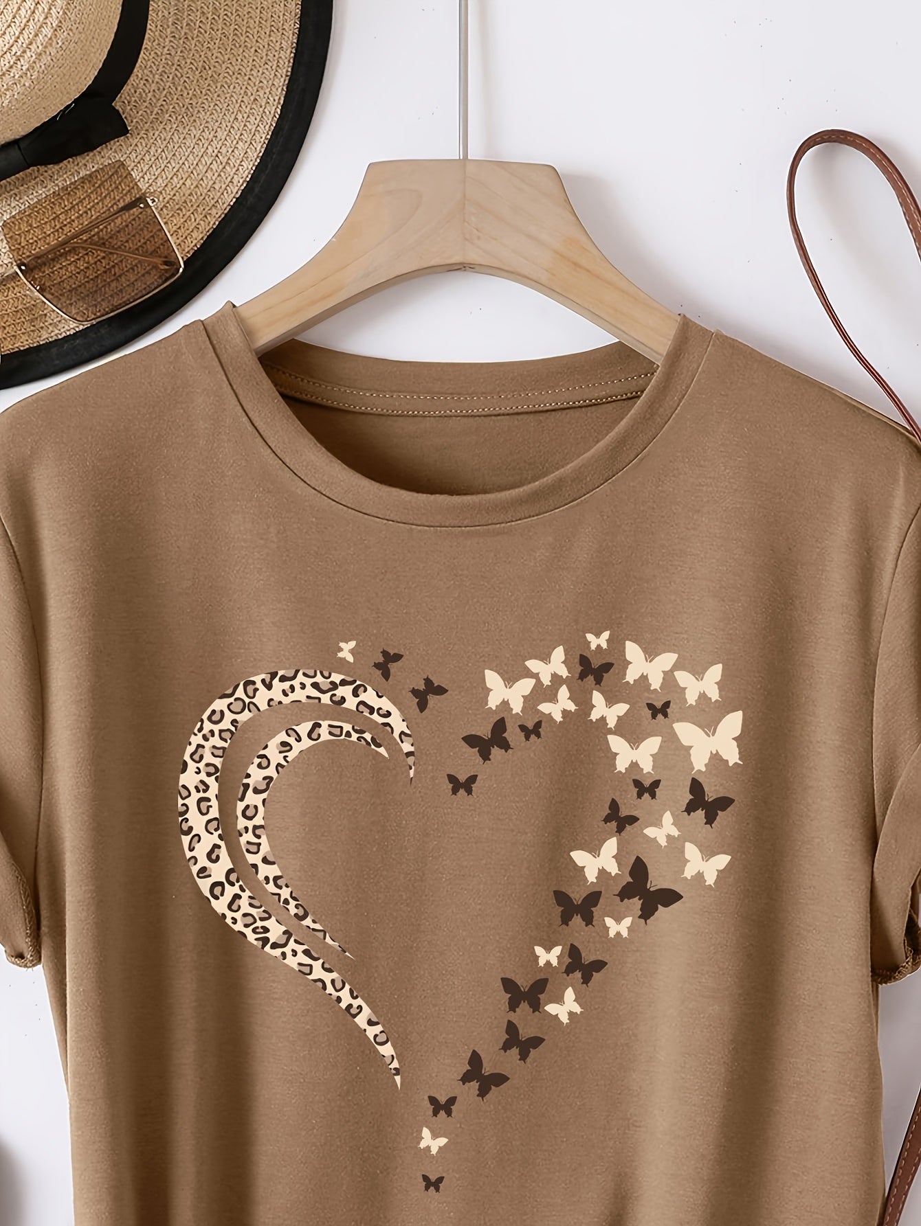 Women's Comfortable and Fashionable Round Neck Top, Casual T-shirt with Butterfly Love Print, Spring and Summer Sports, Women's Clothing