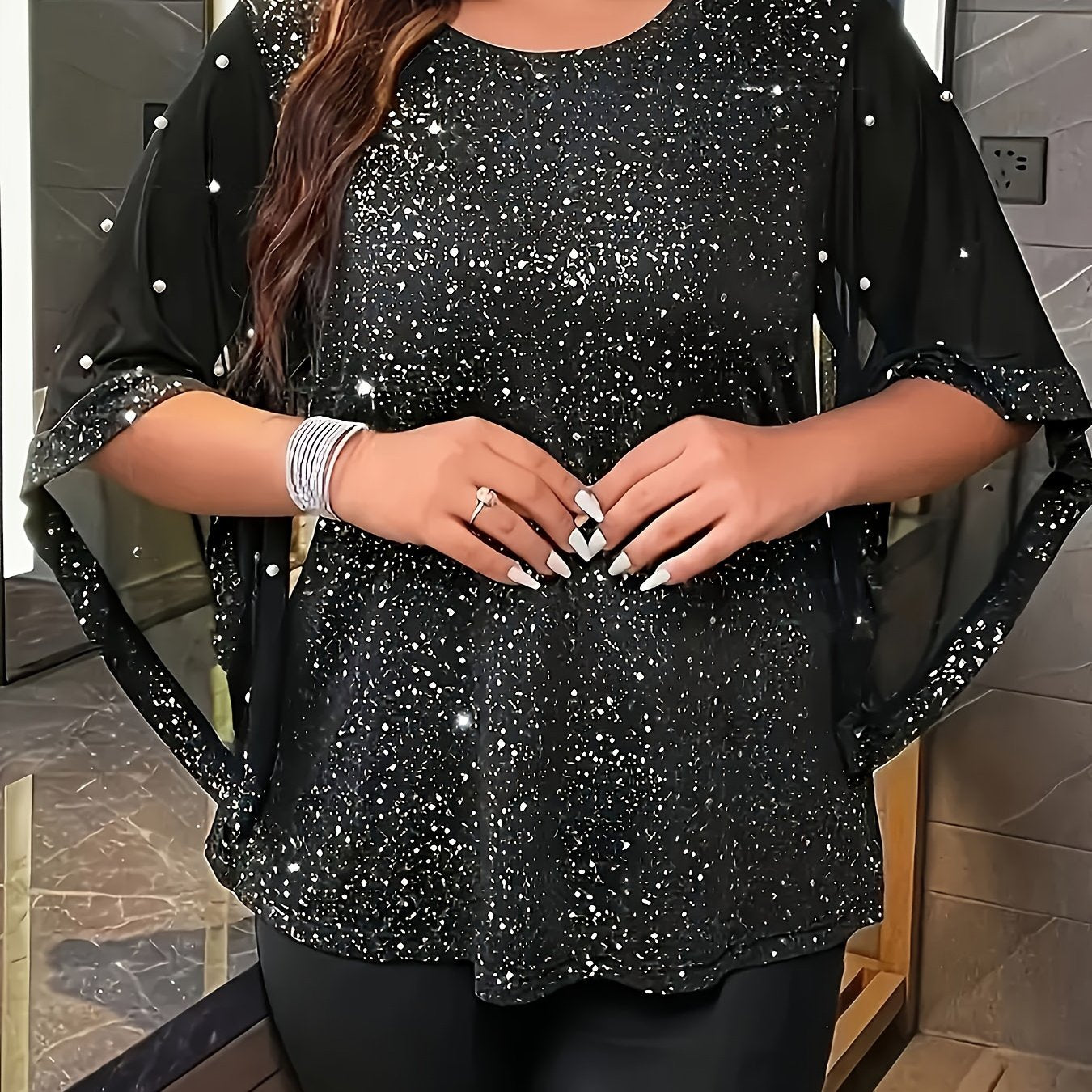 Շողշողացող հմայքը, էլեգանտ Plus Size կանացի վերնաշապիկ՝ փայլուն սեկվիններով և արհեստական մարգարիտներով՝ ասիմետրիկ թևերով, կլոր վզով, ձգվող գործվածք՝ գարուն/ամառ