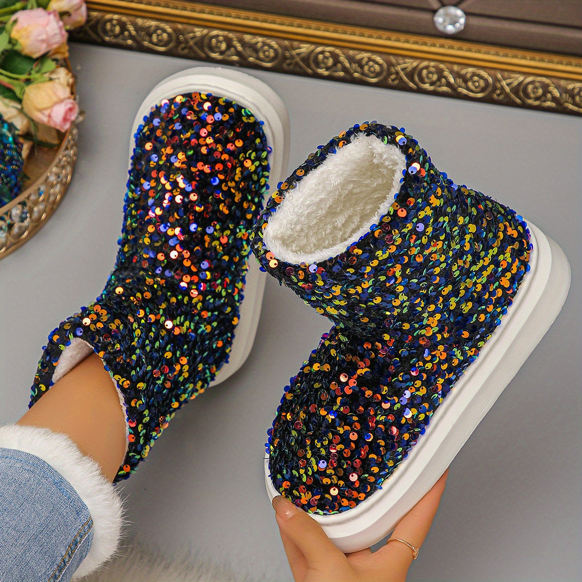 Կանացի փայլուն, ծիծաղանման ձյան կոշիկներ - Տաք, բրդյա ներդիրով, հաստ ռետինե ներբանով, թեթև և տաք ձմեռային կոշիկներ, կապույտ և սպիտակ փայլուն դիզայնով, իդեալական են ամենօրյա կամ տոնական հագուստի համար, ձմեռային կոշիկներ