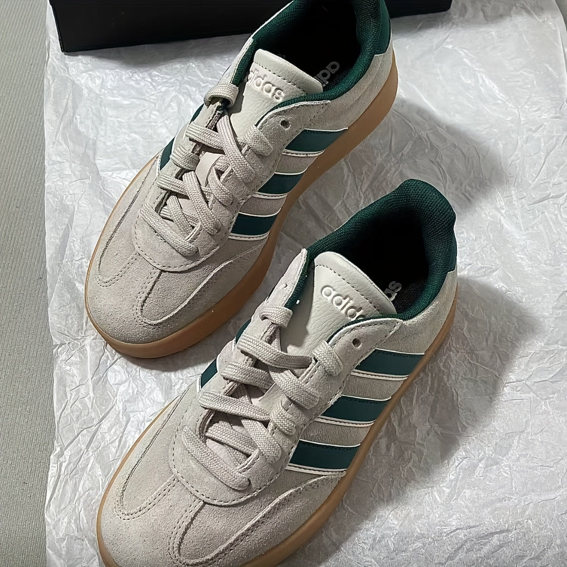 Adidas BARREDA BARREDA կանացի հարմարավետ և պարզ, ցածր վերնամասով, հարթ ներբանով սպորտային կոշիկներ, շագանակագույն, մոդել JP7106: