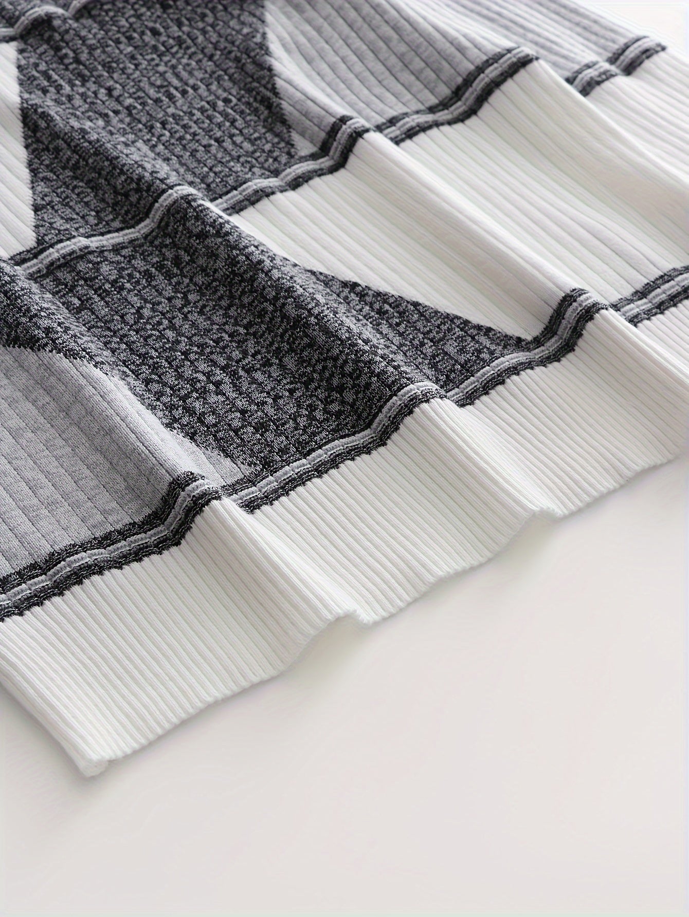 Տղամարդու նորաձև ադամանդե գույնի տրիկոտաժե երկար թևքով սվիտեր՝ արհեստական տանձի գույնի, OBM անունով, առօրյա ոճով, կողավոր դետալներով, բարձր ձգվող գործվածքով, երկրաչափական նախշերով, կանոնավոր չափսերով, իդեալական է աշուն/ձմեռ համար։