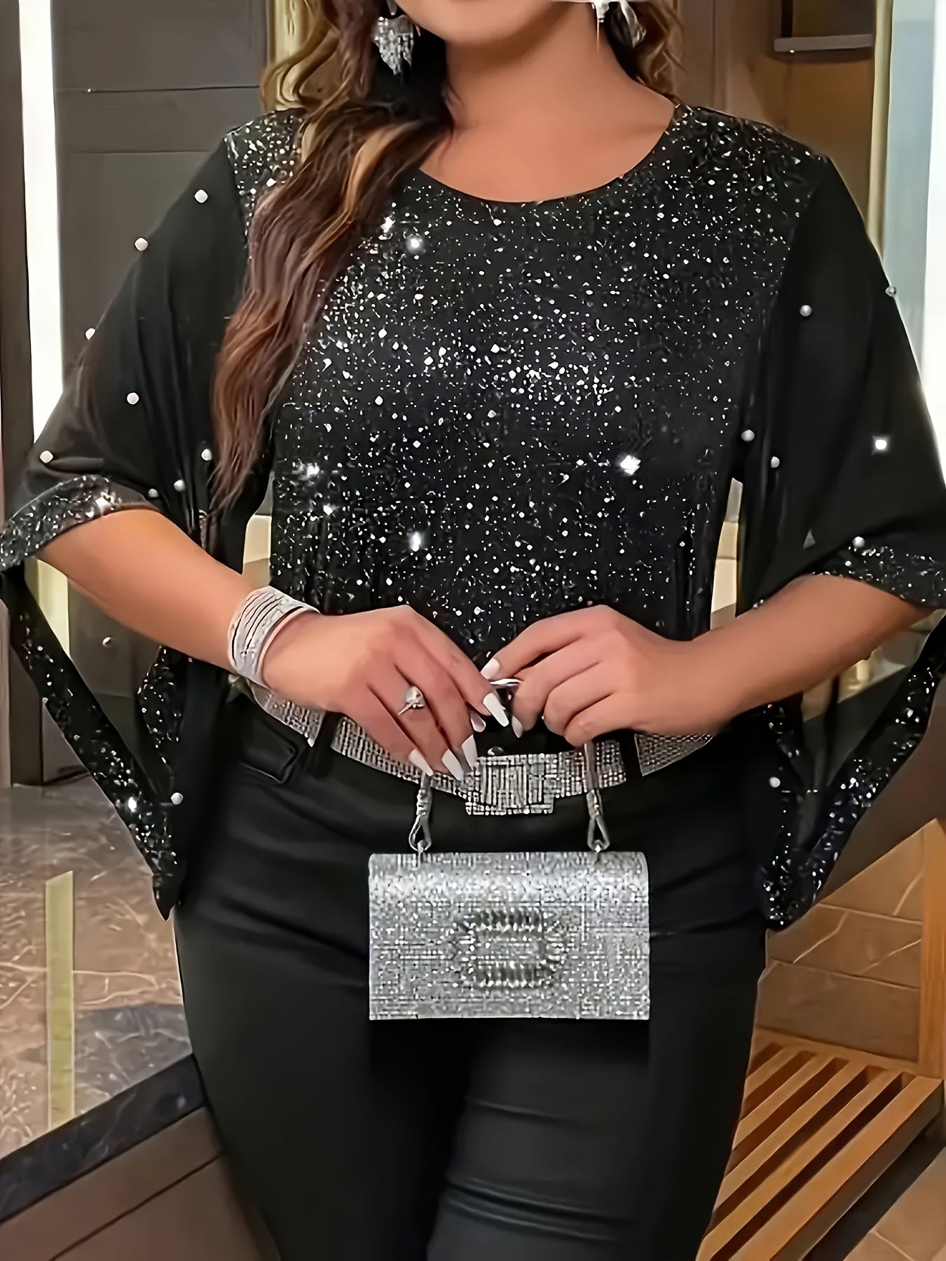 Շողշողացող հմայքը, էլեգանտ Plus Size կանացի վերնաշապիկ՝ փայլուն սեկվիններով և արհեստական մարգարիտներով՝ ասիմետրիկ թևերով, կլոր վզով, ձգվող գործվածք՝ գարուն/ամառ