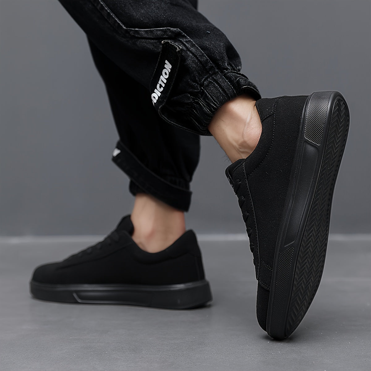 Men's Classic Black Footwear - Versatile & Comfortable Lace-Up Casual Style with Minimalist Design for Running & Fitness - Ayq