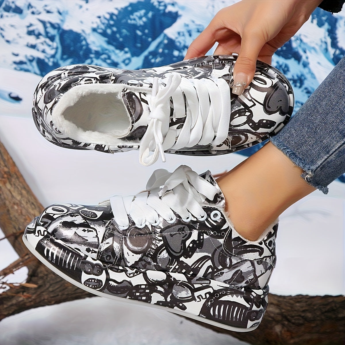 Կանացի ֆլիսե երեսպատմամբ ձմեռային կոշիկներ - Հարմարավետ ժանյակավոր հաստ ներբաններով, կլոր քթով, հասանելի են սպիտակ, սև և ժանյակային դետալներով - Իդեալական են ցուրտ եղանակին հարմարավետ կրելու համար, ձնագնաց կոշիկներ: