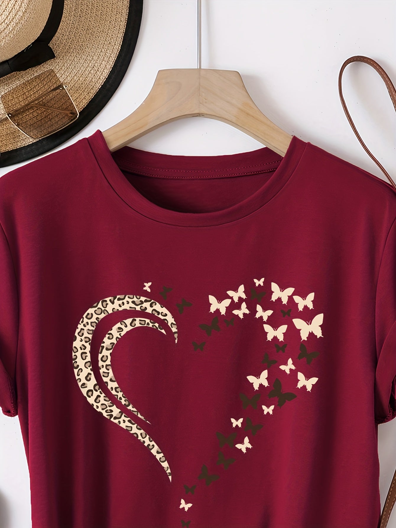Women's Comfortable and Fashionable Round Neck Top, Casual T-shirt with Butterfly Love Print, Spring and Summer Sports, Women's Clothing