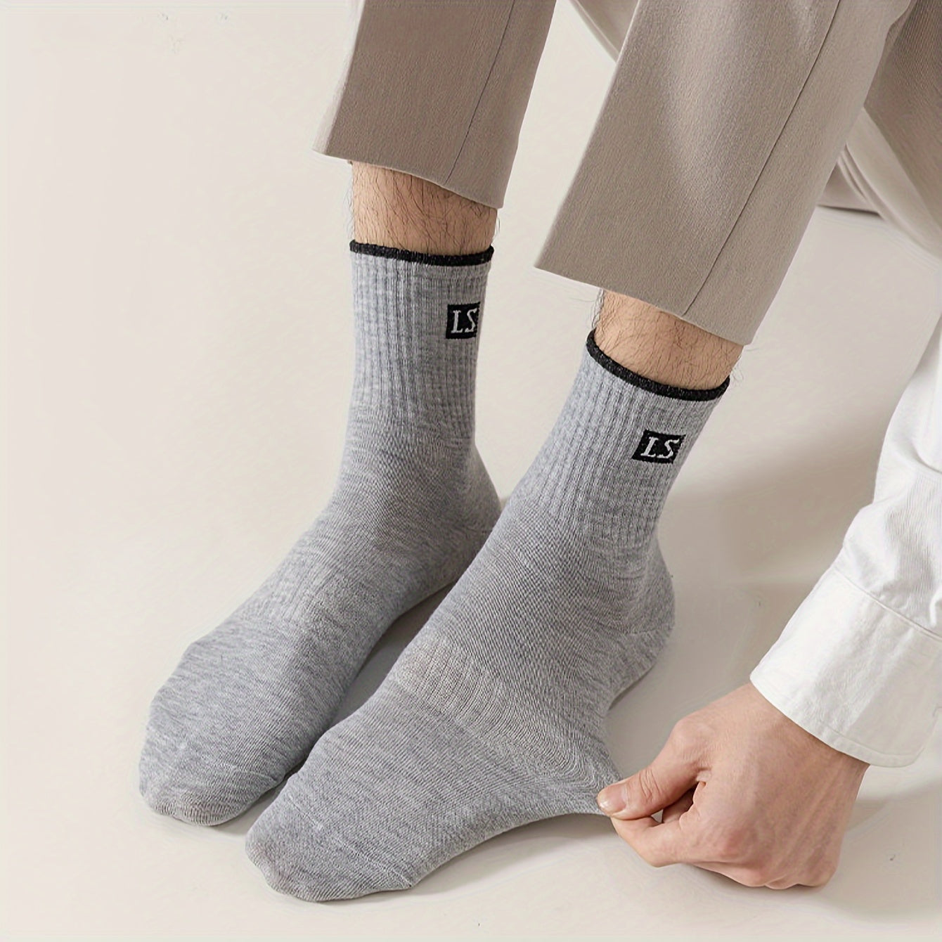 5/10 Pairs Of Men's Trendy Solid Crew Socks, Spring and Fall Breathable Comfy Casual Socks for Men's Outdoor Wearing All Seasons Wearing