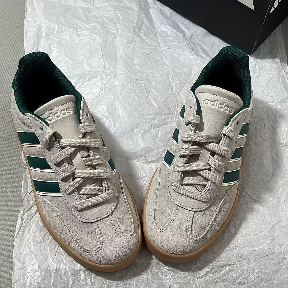 Adidas BARREDA BARREDA կանացի հարմարավետ և պարզ, ցածր վերնամասով, հարթ ներբանով սպորտային կոշիկներ, շագանակագույն, մոդել JP7106: