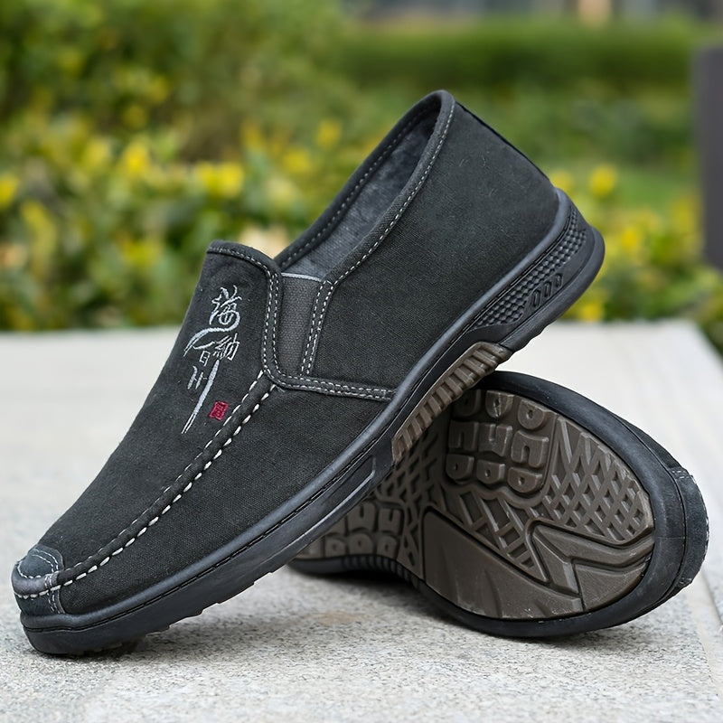 A Pair of Men'S Casual Low-Top Canvas Slip-On Shoes, Suitable for All Seasons And Perfect for Breathable Walking.