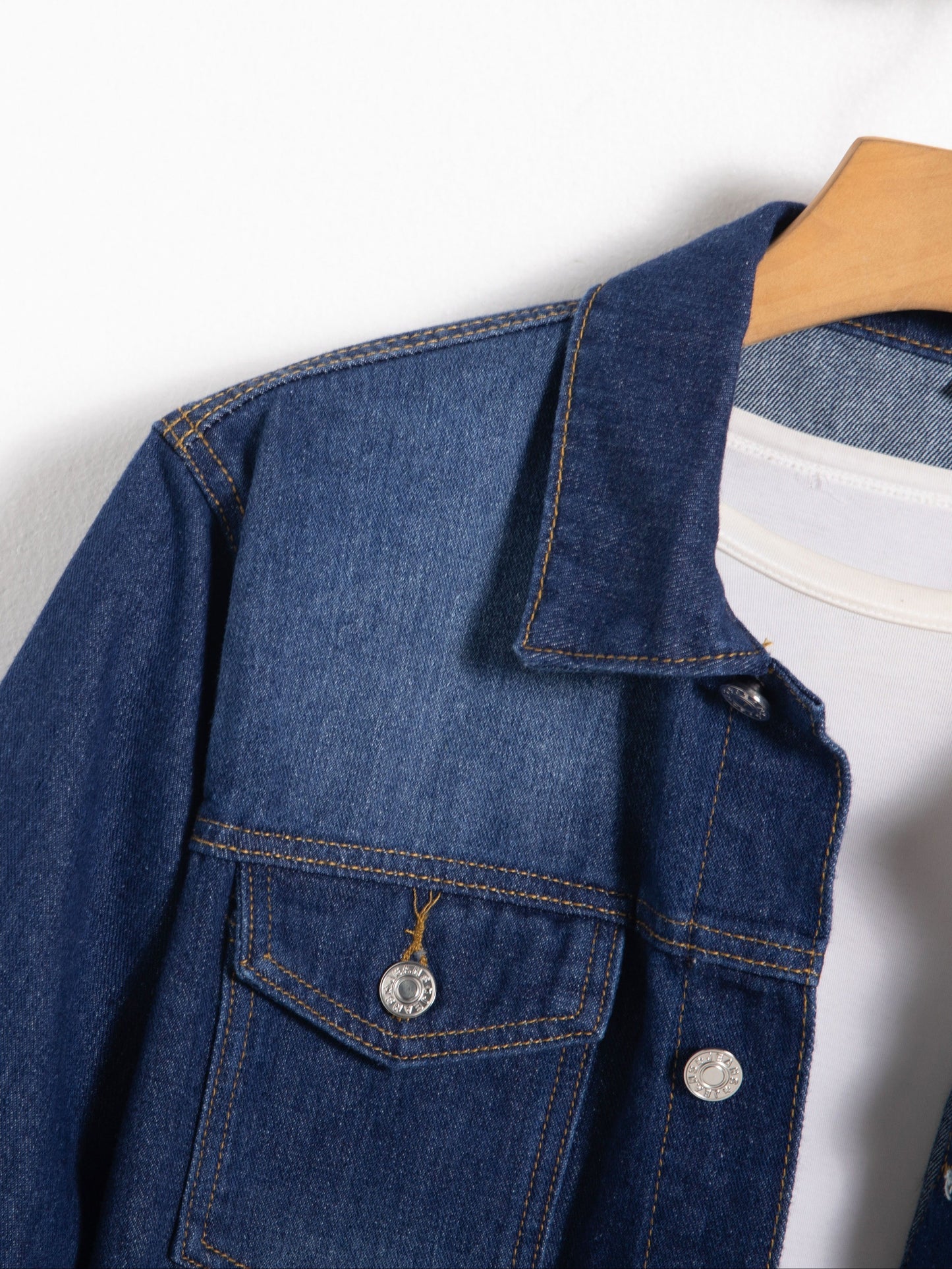 Men'S Spring And Autumn Denim Jacket in Blue, Featuring a Stylish Collar And High-End Workwear Design with Buttons.
