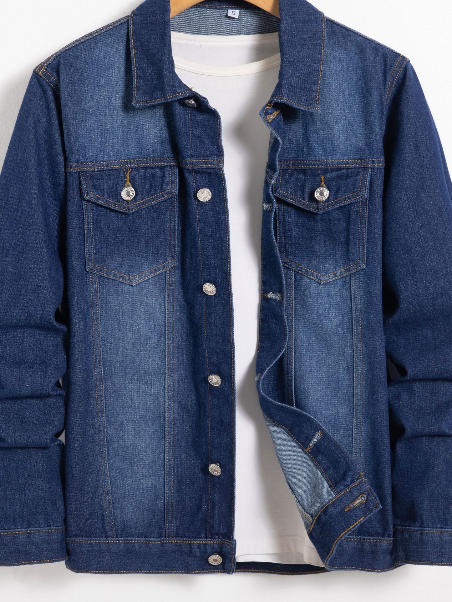 Men'S Spring And Autumn Denim Jacket in Blue, Featuring a Stylish Collar And High-End Workwear Design with Buttons.