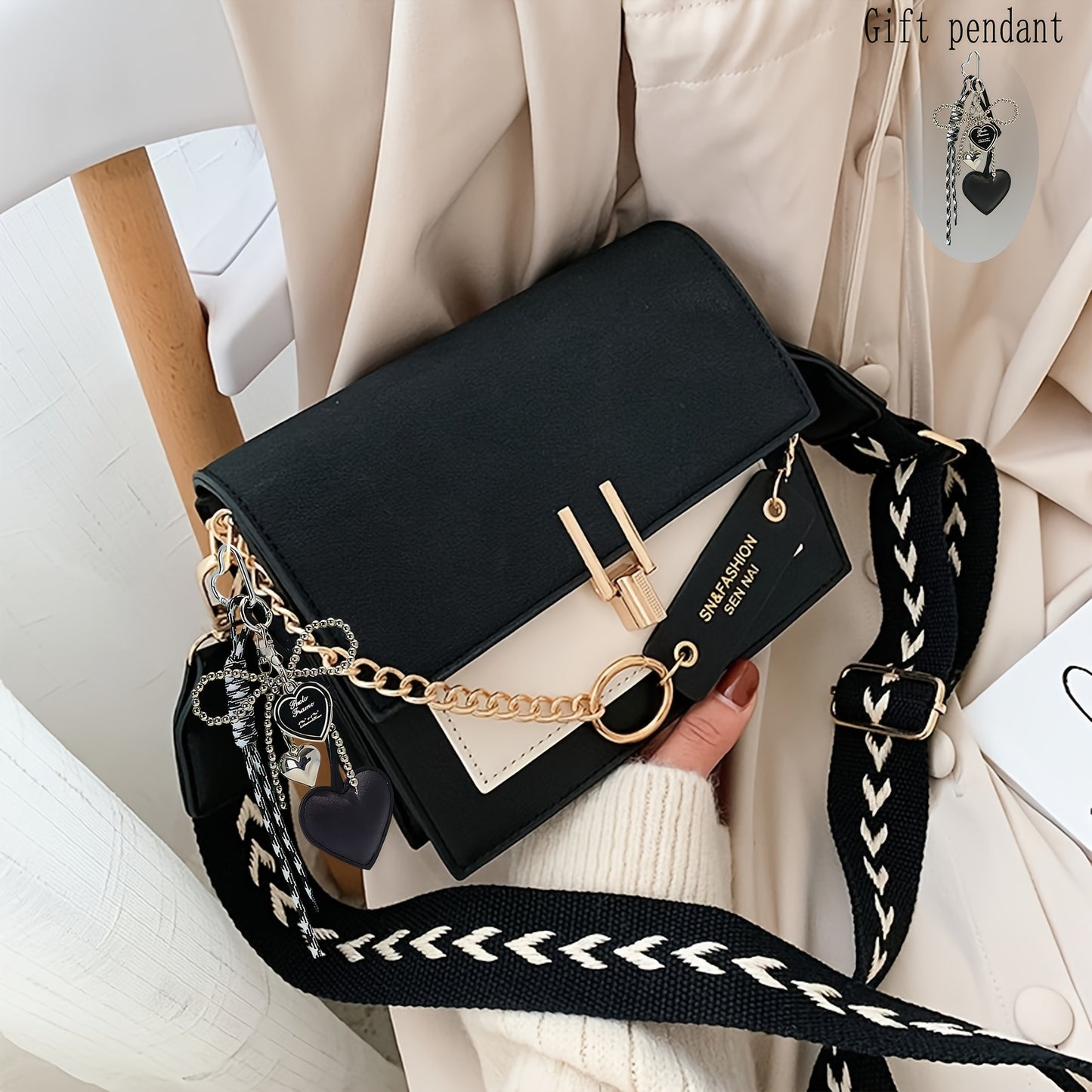 Կենսուրախ, նորաձև, քառակուսի պայուսակ՝ շղթայական դեկորով, արհեստական, խաչաձև պայուսակով, նորաձև կանացի աքսեսուար՝ ամենօրյա օգտագործման համար, կատարյալ է աշխատանքի, դպրոցի, ճանապարհորդության և բացօթյա գործունեության համար։