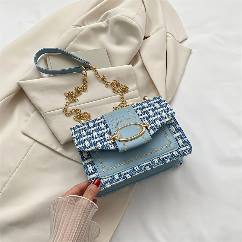 Վանդակավոր թվիդե պայուսակ՝ զարդարված ճարմանդով, քառակուսի ձևի՝ ուսը կրելու համար և շղթա՝ մարմնին խաչաձև կրելու համար, կատարյալ է ամենօրյա օգտագործման համար։