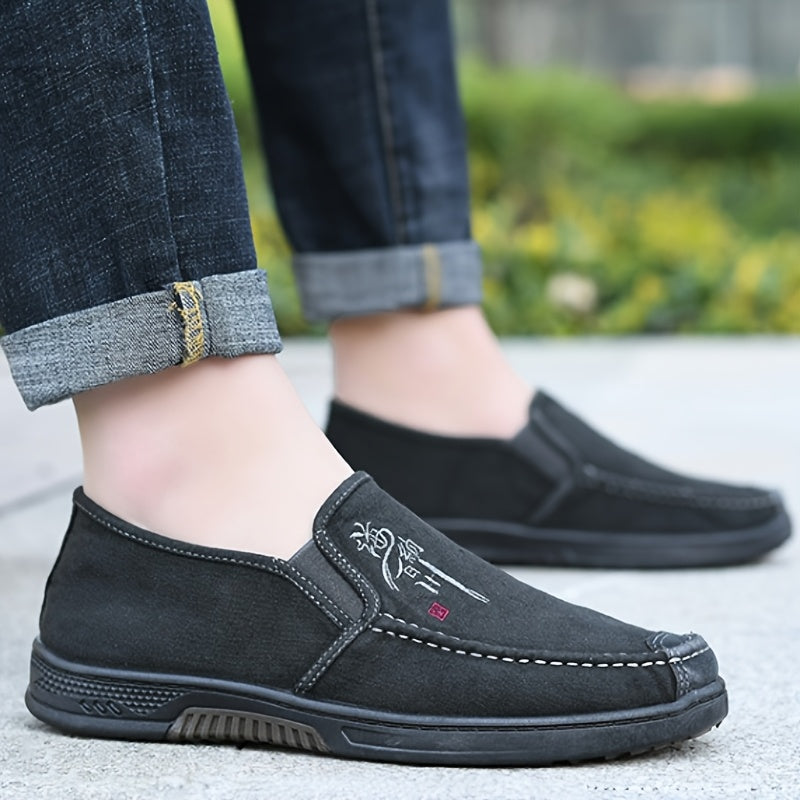 A Pair of Men'S Casual Low-Top Canvas Slip-On Shoes, Suitable for All Seasons And Perfect for Breathable Walking.