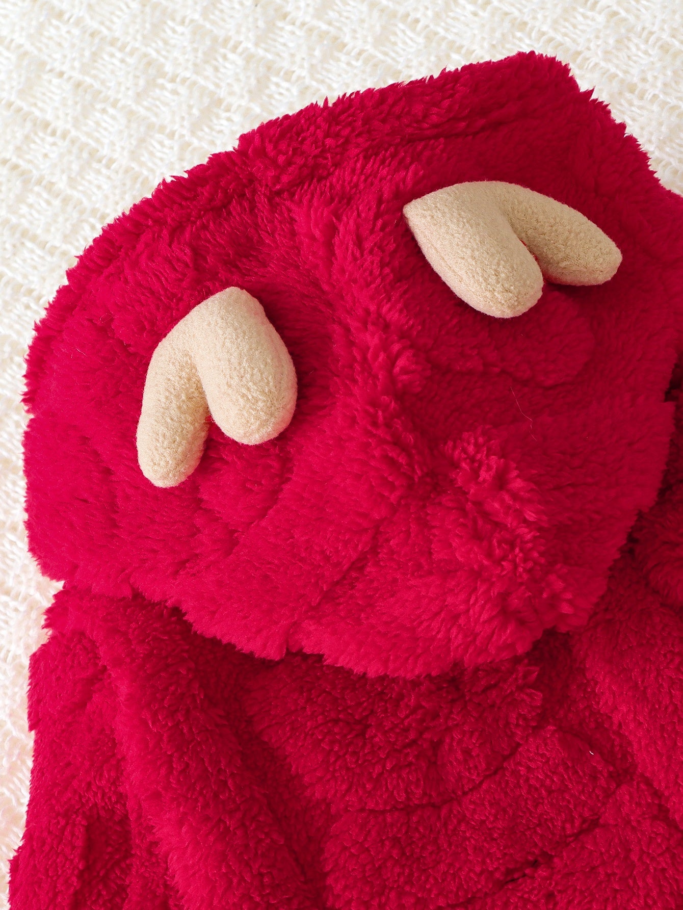 Տղաների և ձմեռային փափուկ գլխարկով կոմբինեզոն - փափուկ, կայծակաճարմանդով, ամբողջ մարմինը՝ ձնառատ, եղջյուրներով, լվացքի մեքենայով լվացվող տաք հագուստ և հարմարավետ կարմիր մանկական հագուստ, իդեալական է բացօթյա օգտագործման համար։