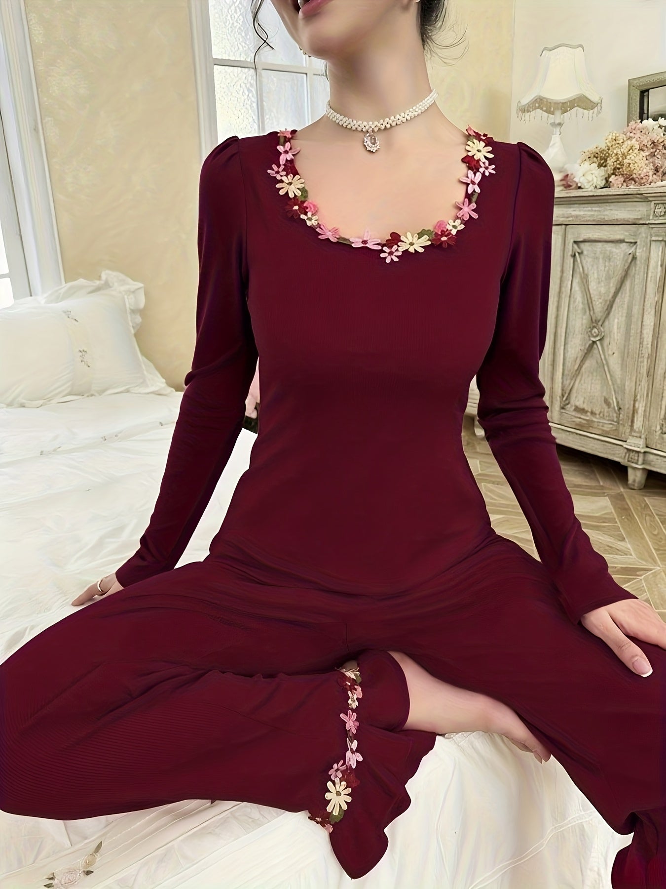 Autumn and Winter Women's Elegant Round Neck Embroidered Floral Long Sleeve Pantsuit Casual Pajama Set