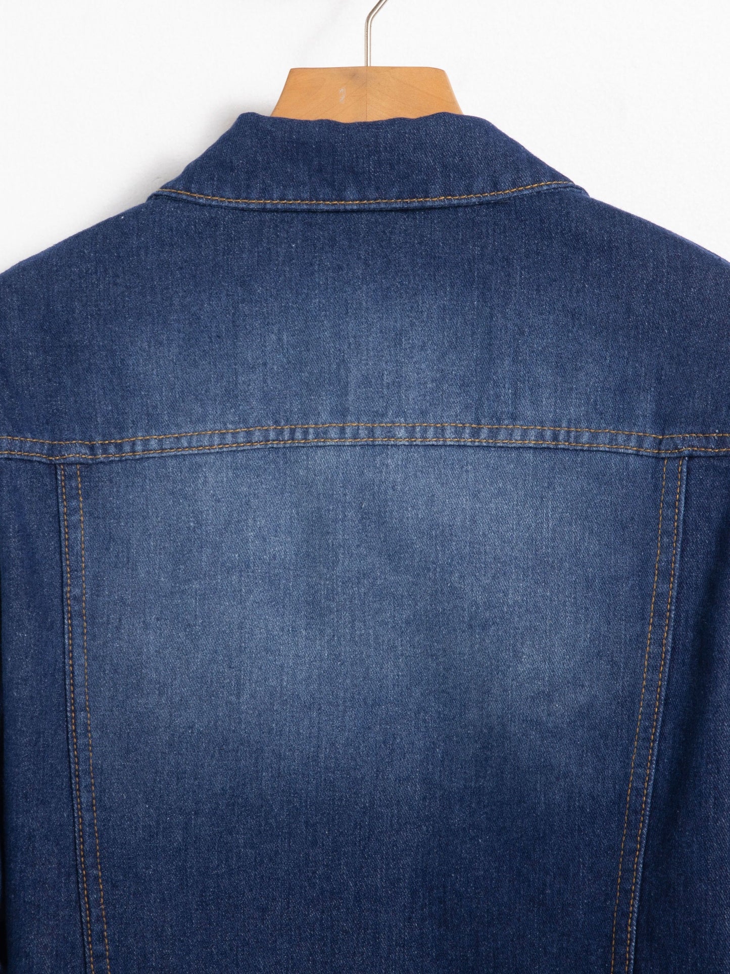 Men'S Spring And Autumn Denim Jacket in Blue, Featuring a Stylish Collar And High-End Workwear Design with Buttons.