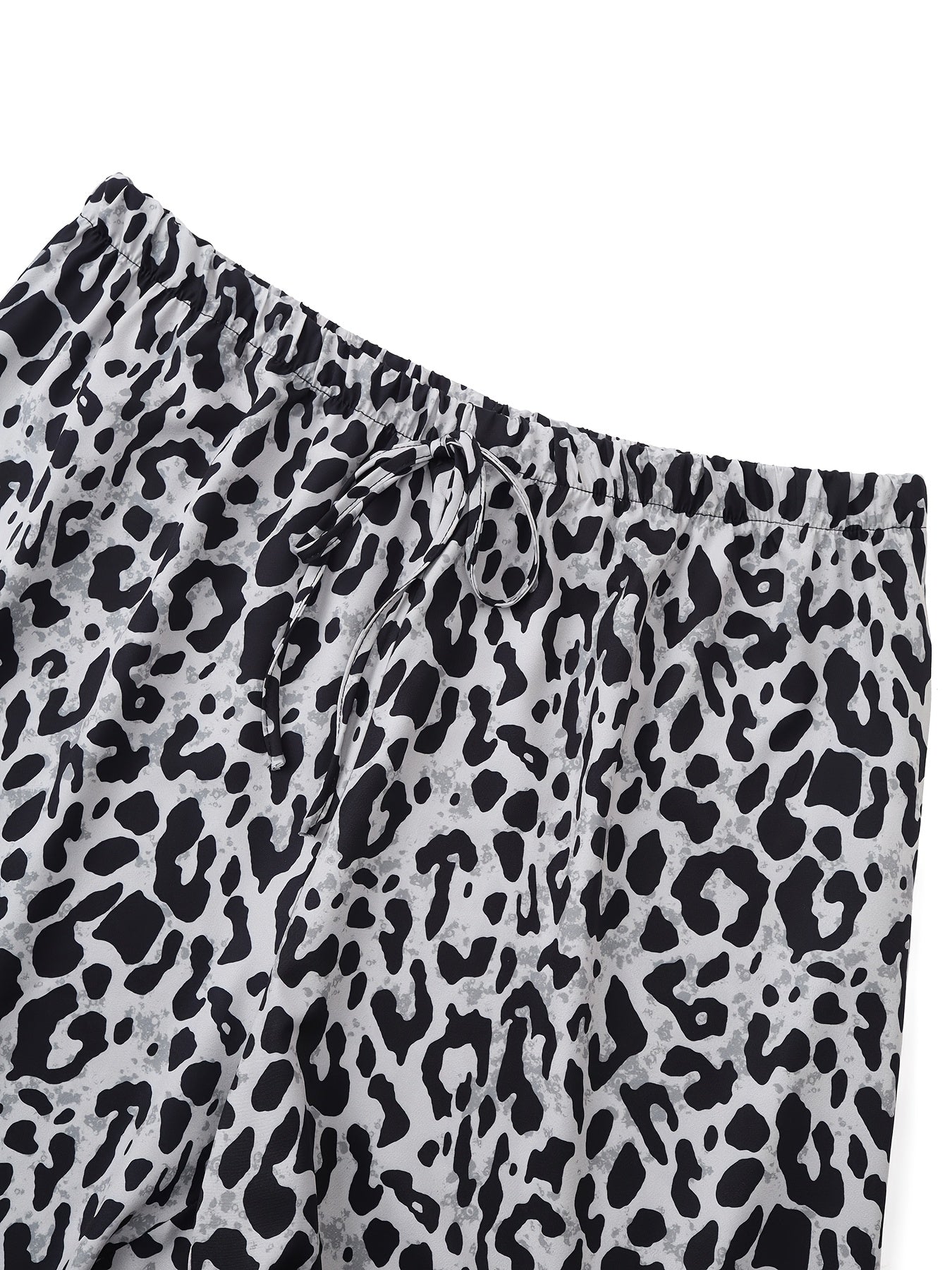 Կանացի Plus Size Leopard Print լայնածավալ լողափնյա շորտեր - պատահական արձակուրդային ոճ, բարձրահարկ արհեստական թելերով, թեթև պոլիեսթեր, սև և մոխրագույն կենդանիների նախշ, կատարյալ ամառային զբոսանքների համար, ծովափնյա շորտեր | Արևադարձային Վակատի