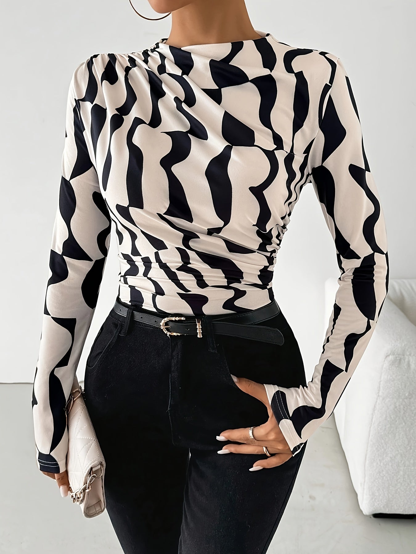 Women'S Chic Asymmetrical Geometric Print Pleated Edge T-Shirt - High Neck, Slim Fit, Black & White Design, Perfect for Spring/Summer/Fall, Versatile Fashion Item|Slim Fit Top|Glossy Texture