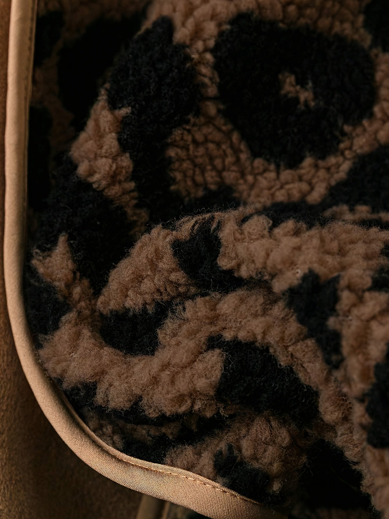 Կանացի էլեգանտ ընձառյուծի նախշերով երկար թևքով բաճկոն - հարմարավետ ձմեռային ջերմություն, չձգվող գործվածք, կանոնավոր չափսերով և կոճակներով փակմամբ, իդեալական է աշնանային և ձմեռային ճանապարհորդությունների համար։