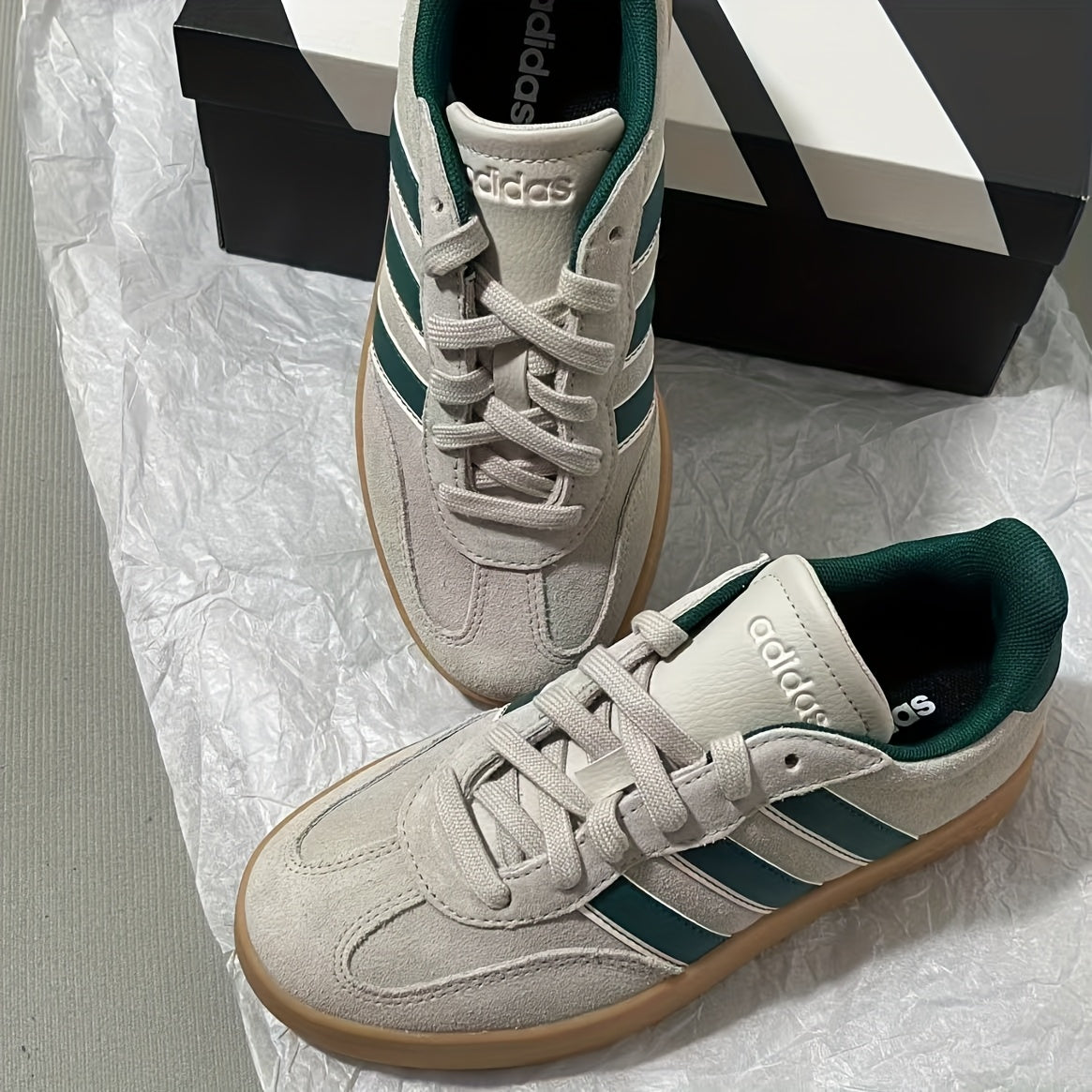 Adidas BARREDA BARREDA կանացի հարմարավետ և պարզ, ցածր վերնամասով, հարթ ներբանով սպորտային կոշիկներ, շագանակագույն, մոդել JP7106:
