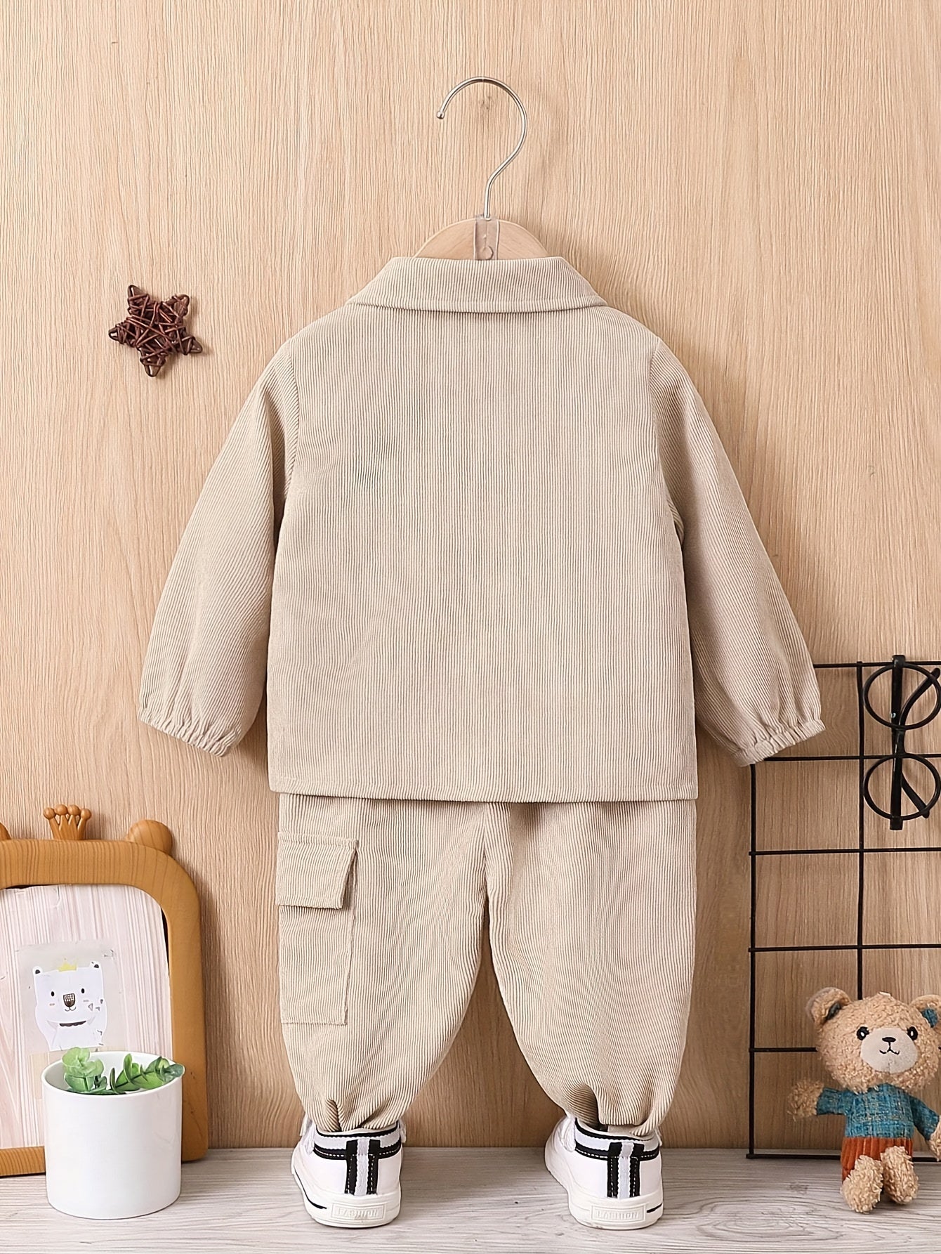 2pcs Boys' Casual Outfit Set - Light Gray Polyester Cargo Pants & Button-Up Shirt with Pockets, Machine Washable - Perfect for Fall/Winter, Autumn Toddler Outfit|Cargo Pants Outfit|Functional Pockets Design, Perfect for Outdo