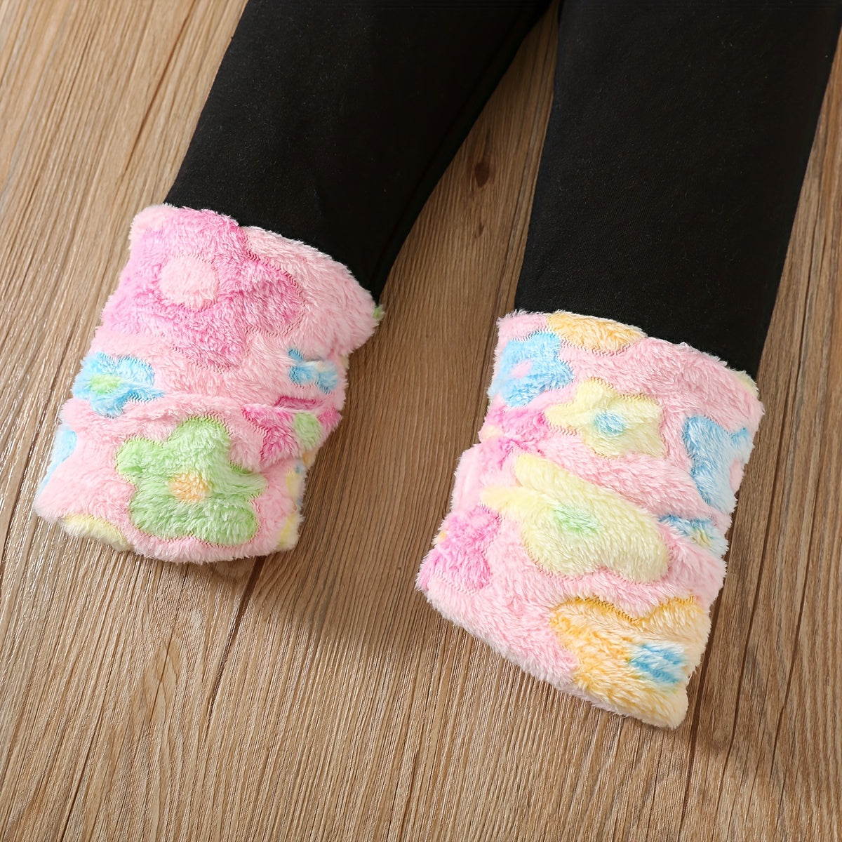 Աղջիկների աշնանային և ձմեռային նորաձև տաք հավաքածու «Ժպիտ» ասեղնագործությամբ, գունագեղ ծաղկային ապլիկացիայով բրդյա բաճկոնով և լայնածավալ տաբատով, իդեալական է բացօթյա օգտագործման համար