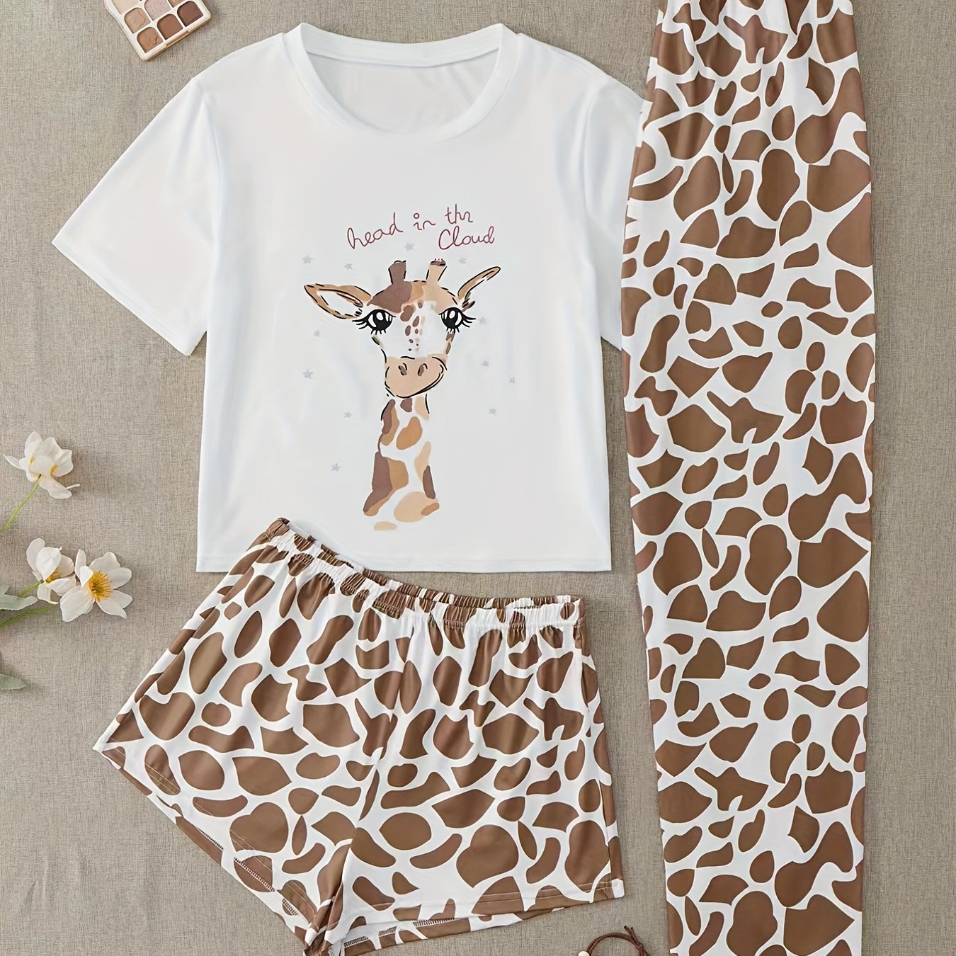 Կանացի 3 հատ Giraffe Print Ննջազգեստի Հավաքածու. Առօրյա կլոր վզով կարճ թև վերնաշապիկ, հարմարավետ շորտեր և երկար տաբատ պոլիեսթեր խառնուրդով, մեքենայով լվացվող քնազգեստ, ընձուղտ նվերներ