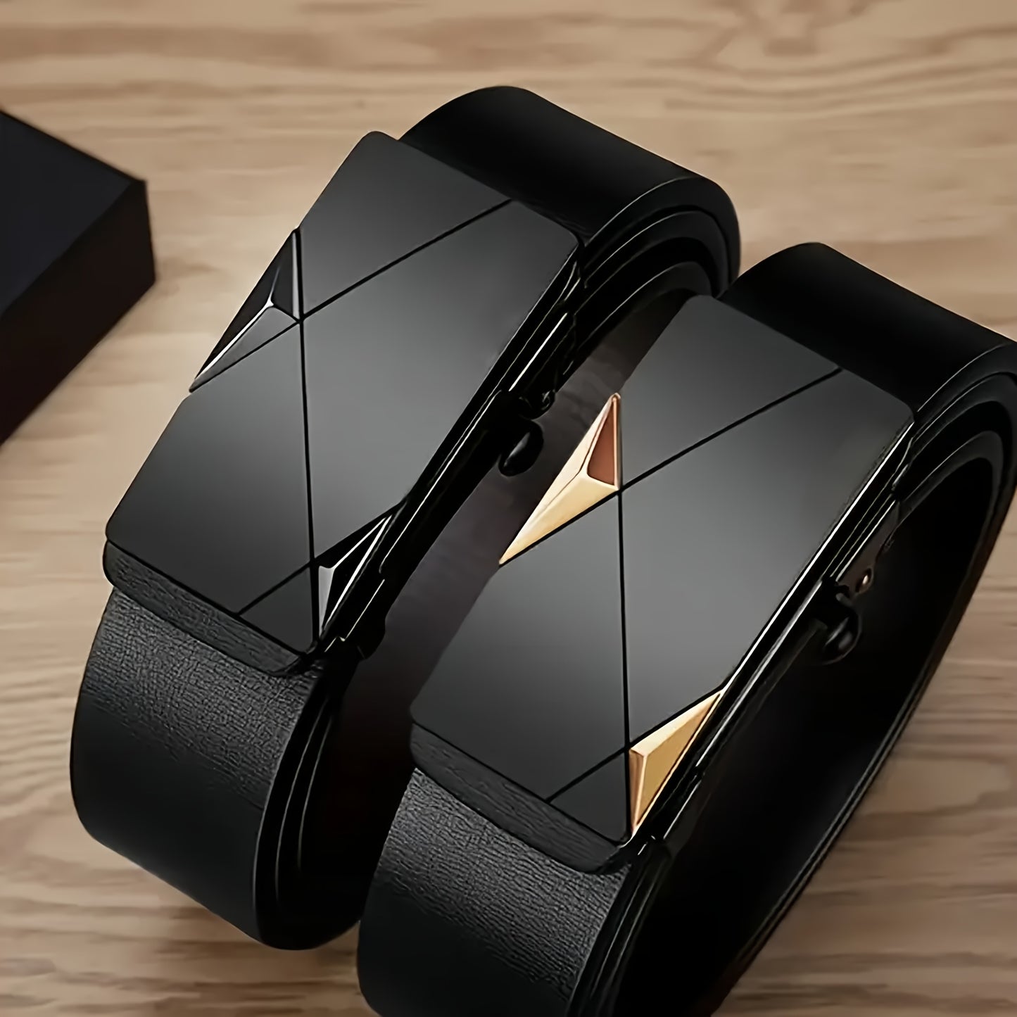 Տղամարդկանց Luxury Automatic Buckle Faux Leather Belt - Խնամված սև ոսկեգույն երկրաչափական ճարմանդով, Business Casual Style, Հարմարավետության համար հարմարեցված հարմարեցում, Business Casual աքսեսուար | Բարդ գոտիների դիզայն | Խնամված սև ավարտ