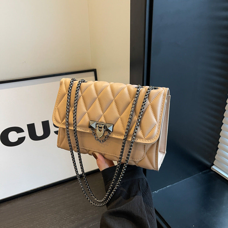 Կանացի մեծ տարողությամբ ամենօրյա պայուսակ - կարող է կրել ուսից կամ գոտկատեղից, ունի հյուսվածքային փակվող կողպեք, էլեգանտ փոքր քառակուսի դիզայն, դիմացկուն աստառ - հարմար է և՛ ամենօրյա, և՛ պաշտոնական առիթների համար, ճանապարհորդական էսսենշ