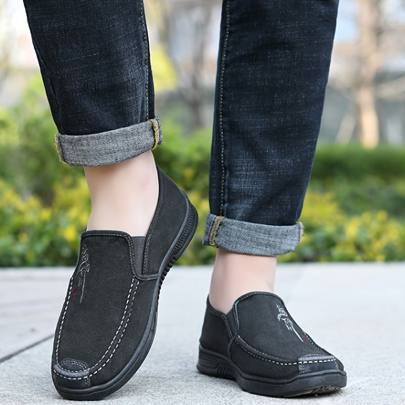 A Pair of Men'S Casual Low-Top Canvas Slip-On Shoes, Suitable for All Seasons And Perfect for Breathable Walking.