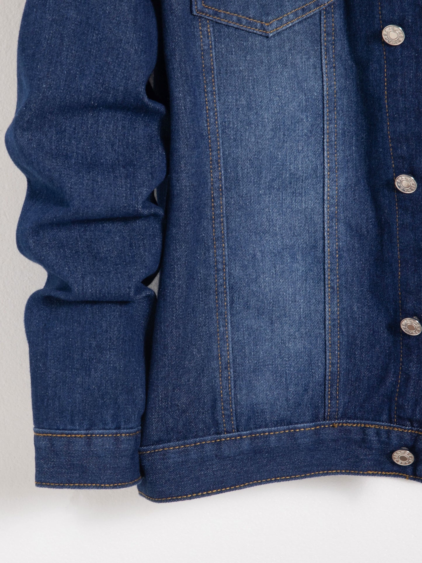 Men'S Spring And Autumn Denim Jacket in Blue, Featuring a Stylish Collar And High-End Workwear Design with Buttons.