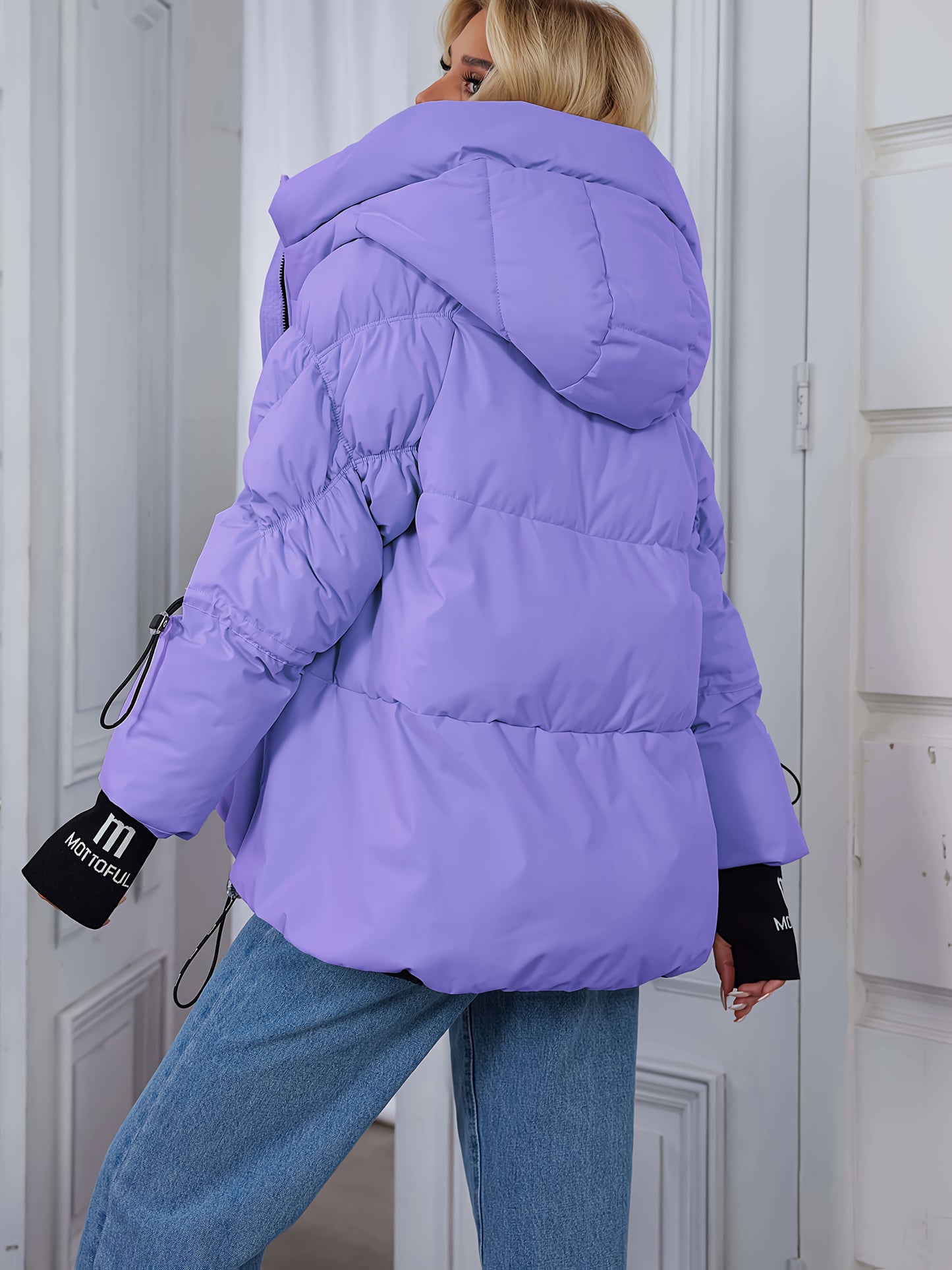 Կանացի ոճային բեժ գույնի փքված բաճկոն՝ առօրյա տաք ձմեռային վերարկու՝ սև եզրագծով, երկար թևքերով և կայծակաճարմանդով գլխարկով, պոլիեսթերային գործվածք՝ բացօթյա հարմարավետության համար։