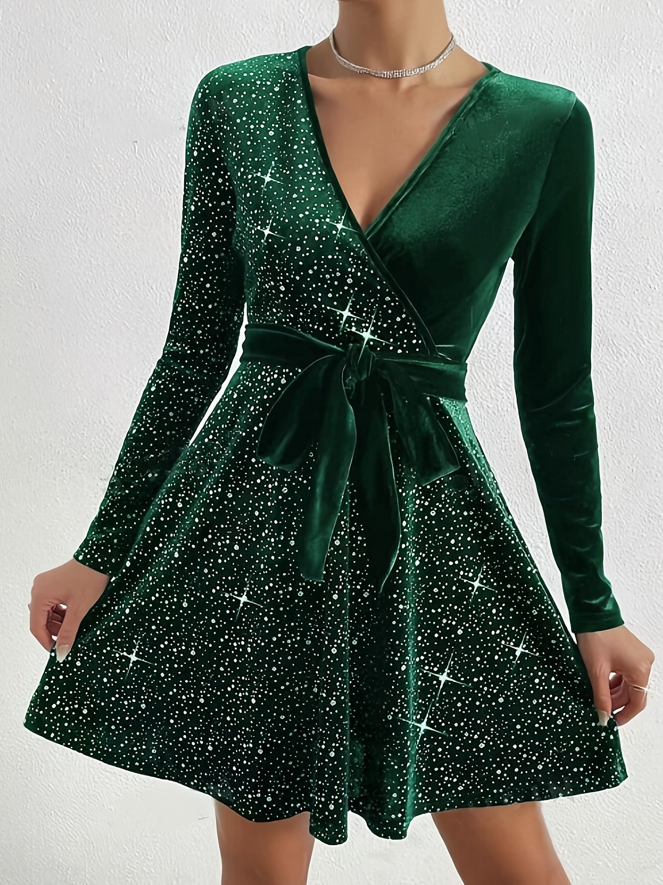 Կանացի էլեգանտ թավշյա զգեստ՝ խաչաձև վզնոցով և գոտիով - երկար թևքերով, սև՝ փայլուն աստղերով, պոլիեսթերի խառնուրդով, լվացվող մեքենայով, իդեալական է առօրյա կամ երեկոյան հագուստի համար