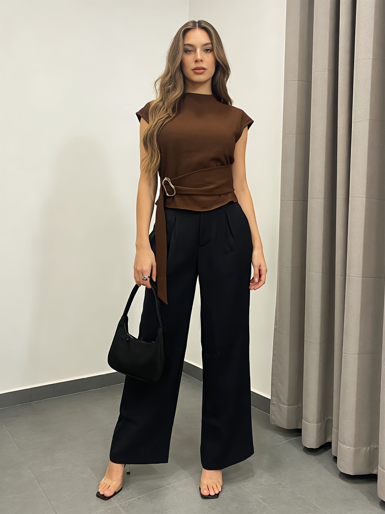 A Women'S Outfit Consisting of a Top And Straight-Leg Pants, Featuring a Half-High Collar, Short Sleeves, a Fitted Waist with a Wavy Buckle, Paired with a Tailored Narrow-Leg Wide Pant That Creates a Effect And an Elegant Dra - ayq