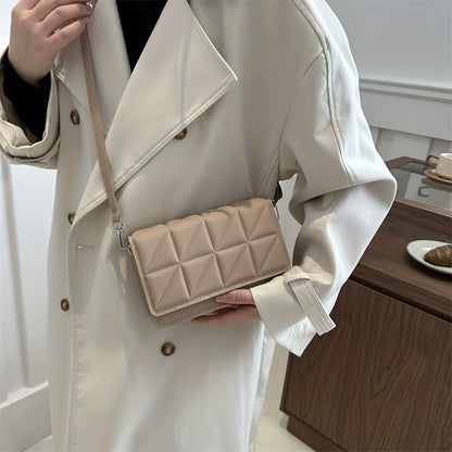 Սև մինիմալիստական ​​​​քառակուսի մինի ուսապարկ, բոլորին համապատասխանող արգայլ նախշերով, փեղկավոր, խաչաձև պայուսակ