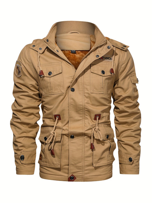 Տղամարդու ծանր ձմեռային բաճկոն՝ ջերմամեկուսացված ցուրտ եղանակի համար՝ ամբողջական կայծակաճարմանդով, գլխարկով, քամուց պաշտպանող վերնազգեստ, բազմաթիվ գրպաններ՝ ձիթապտղի կանաչ։ Տակտիկական դիզայն՝ բացօթյա, ճանապարհորդության, ամենօրյա օգտագործման համար։ Չձգվող։