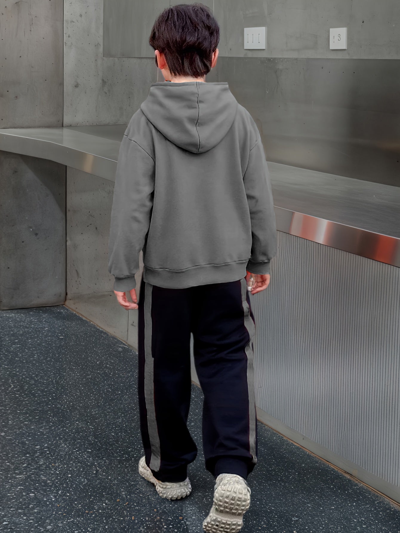 2 հատ տղաների ձմեռային գլխարկով մարզահագուստ և տաբատ - տաք սվիտեր համապատասխան երկար տաբատով, գունային բլոկներով վերնաշապիկ (հարմար է մեծ երեխաների և երեխաների համար) - լվացքի մեքենայով լվացվող 2 հատի հավաքածու, իդեալական է բացօթյա օգտագործման համար