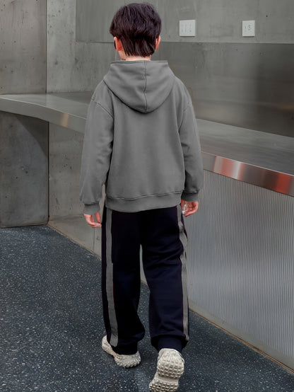 2 հատ տղաների ձմեռային գլխարկով մարզահագուստ և տաբատ - տաք սվիտեր համապատասխան երկար տաբատով, գունային բլոկներով վերնաշապիկ (հարմար է մեծ երեխաների և երեխաների համար) - լվացքի մեքենայով լվացվող 2 հատի հավաքածու, իդեալական է բացօթյա օգտագործման համար