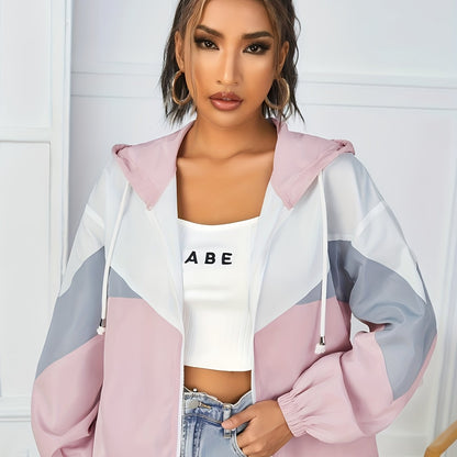 Նորաձև, ուսերը իջեցված, գլխարկով, գունային բլոկներով արևապաշտպան բաճկոն՝ կայծակաճարմանդով և լարով