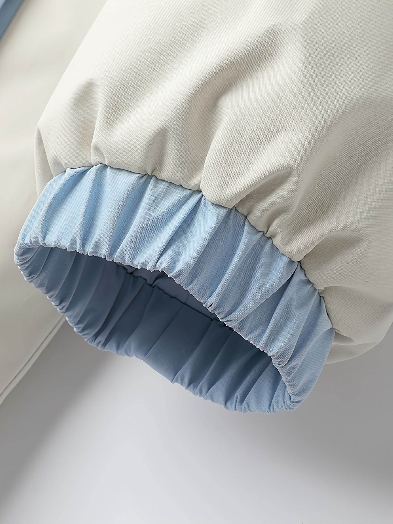 Տղամարդու երկկողմանի ձմեռային բաճկոն՝ հաստացված, կանգուն օձիքով, կայծակաճարմանդով և «MADEASURABLE» և «I CONUT» գրությամբ, սև և սպիտակ, սովորական չափսի՝ աշնանային և ձմռան համար, աշնանային վերնազգեստ, համարձակ գրություն, դիմացկուն գործվածք