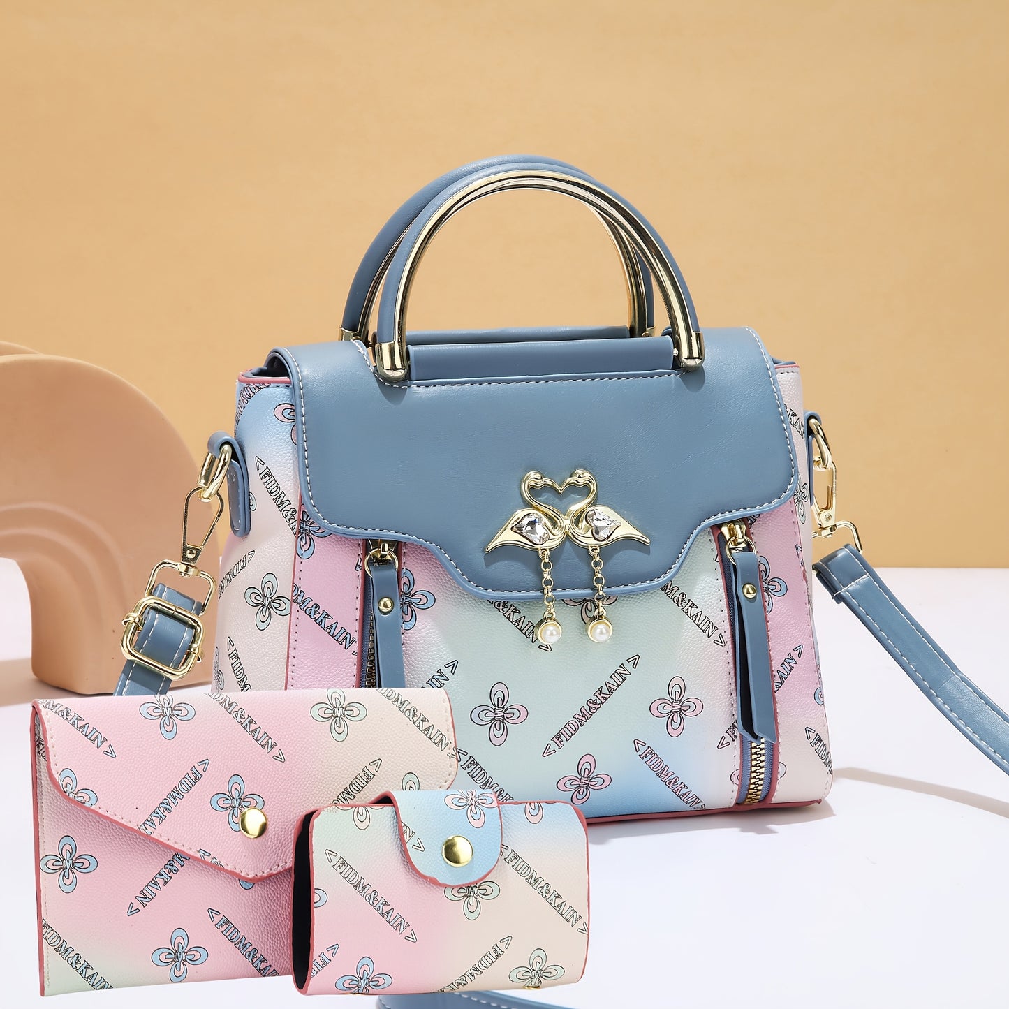 Կանացի պայուսակների հավաքածու՝ երեք հատից բաղկացած. տպագիր ուսի պայուսակներ, ոճային ձեռքի պայուսակներ և բազմակողմանի ուսապարկեր՝ մարմնին կպցնելու համար