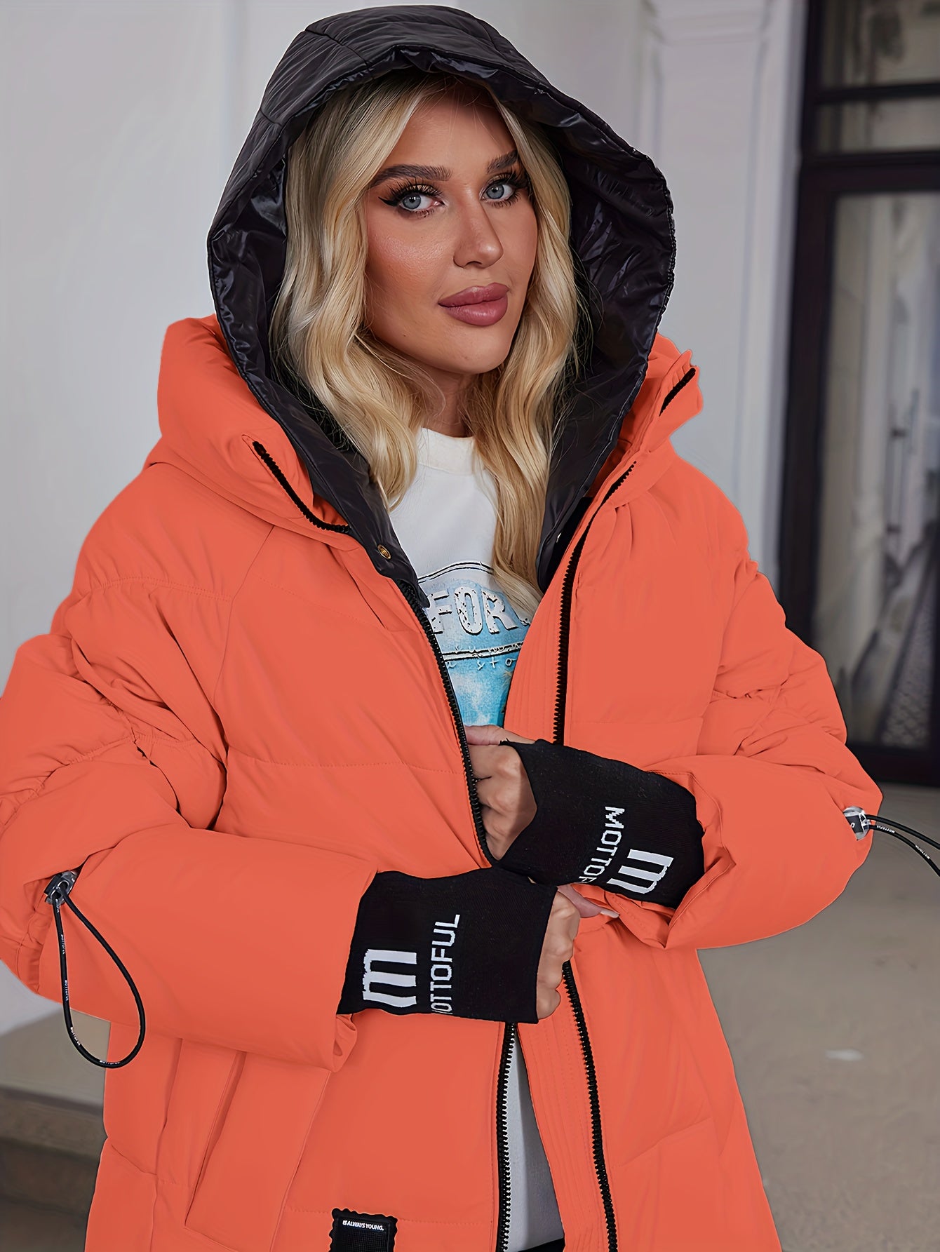 Կանացի ոճային բեժ գույնի փքված բաճկոն՝ առօրյա տաք ձմեռային վերարկու՝ սև եզրագծով, երկար թևքերով և կայծակաճարմանդով գլխարկով, պոլիեսթերային գործվածք՝ բացօթյա հարմարավետության համար։