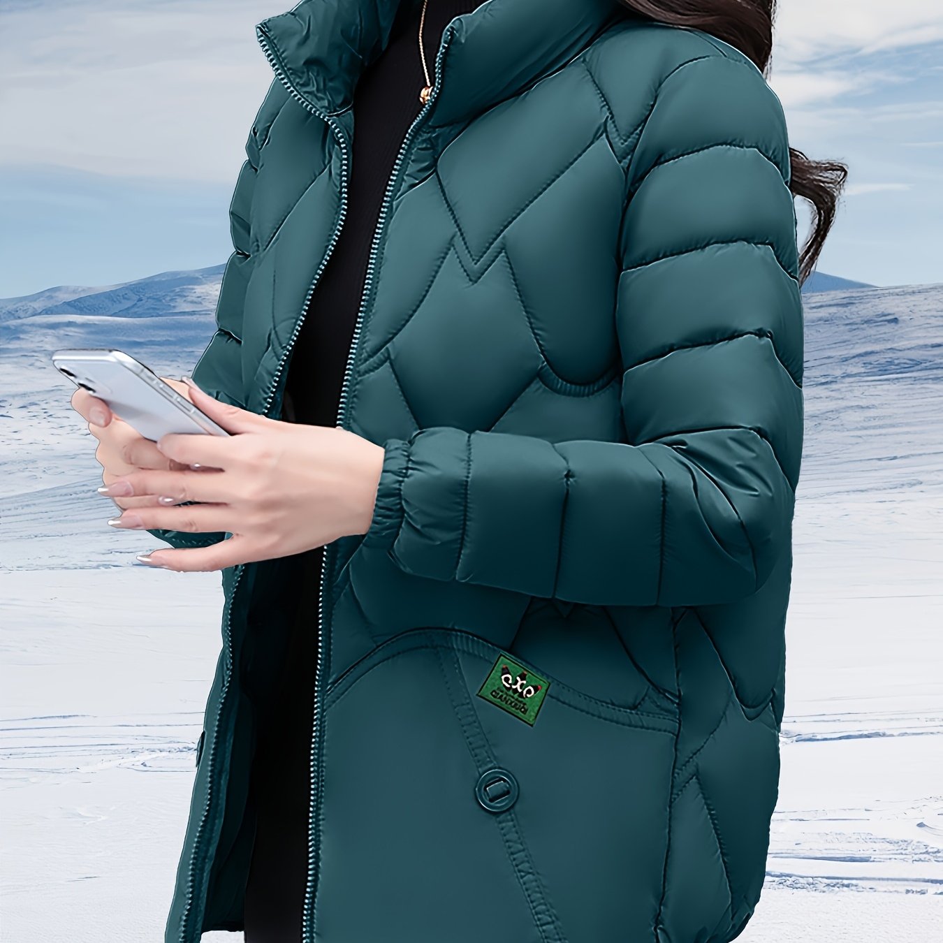 Կանացի ոճային ձմեռային վերարկու՝ սև, եղևնու ոսկեզօծ նախշով, լայնացած եզրով և H-աձև ուրվագիծով, երկար թևքերով, չձգվող գործվածքով, միայն ձեռքով լվացվող, ճապոնա-կորեական ոճով՝ առօրյա և պաշտոնական առիթների համար։